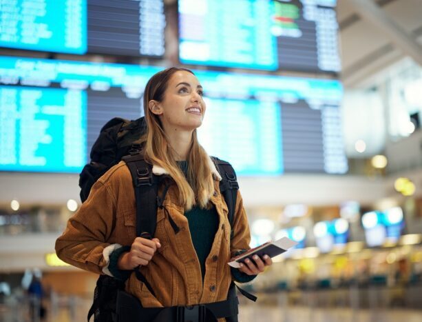 Frau am Flughafen
